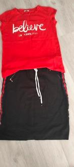 Set zwarte rok met rode bies en rood shirt  zgan, Ophalen of Verzenden, Zo goed als nieuw