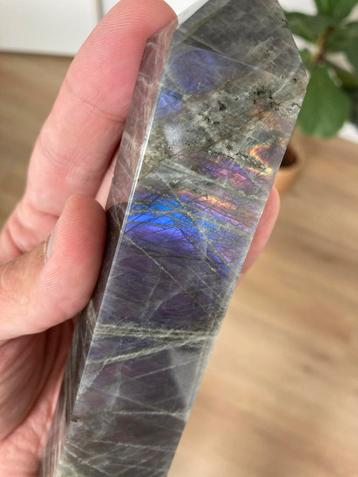 Labradoriet Toren met Prachtige Kleuren beschikbaar voor biedingen