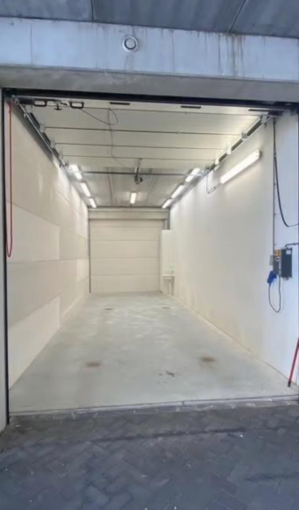 Ruime garagebox 36m2 met electra en water, direct aan de a58, Auto diversen, Autostallingen en Garages