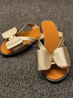 Nieuwe gouden slippers met strik maat 37, Slippers, Wit, Nieuw, Ophalen of Verzenden