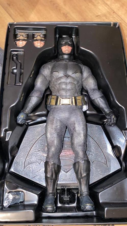 Hot toys Batman v Superman, Verzamelen, Poppetjes en Figuurtjes, Zo goed als nieuw, Ophalen of Verzenden