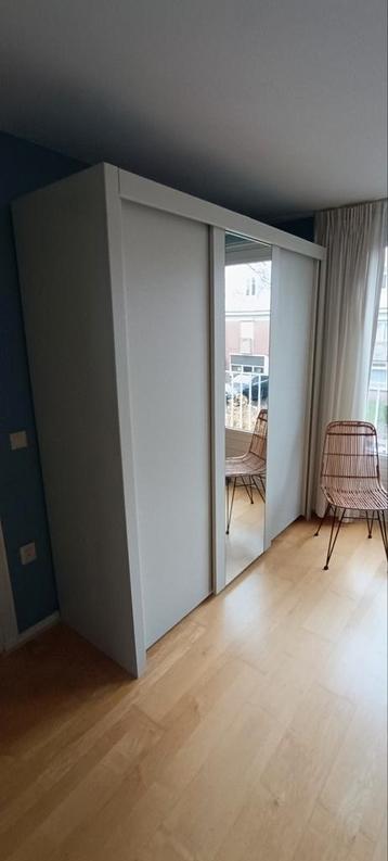 Witte kledingkast. 3 schuif met spiegel L200xB64xH212 beschikbaar voor biedingen