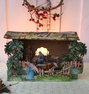 Antieke 3 dimensionale kartonnen kerststal beschikbaar voor biedingen
