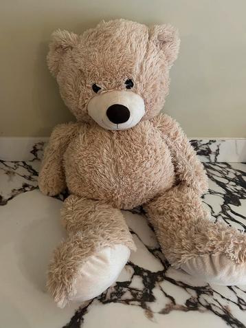 Grote Knuffelbeer beschikbaar voor biedingen
