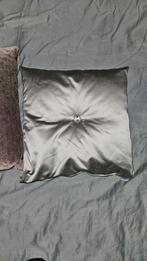 Claudi sierkussen grijs satijn met siersteen, Huis en Inrichting, Woonaccessoires | Kussens, Ophalen of Verzenden, Zo goed als nieuw