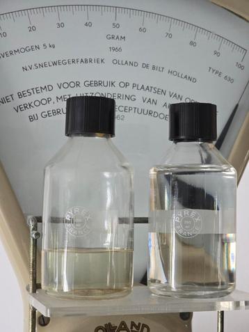 2 antieke Glazen Franse Pyrex/ Sovirel 30 apothekersflessen beschikbaar voor biedingen