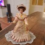 Popje van Porselein en leuke Kleding aan 16 cm groot, Antiek en Kunst, Curiosa en Brocante, Ophalen of Verzenden