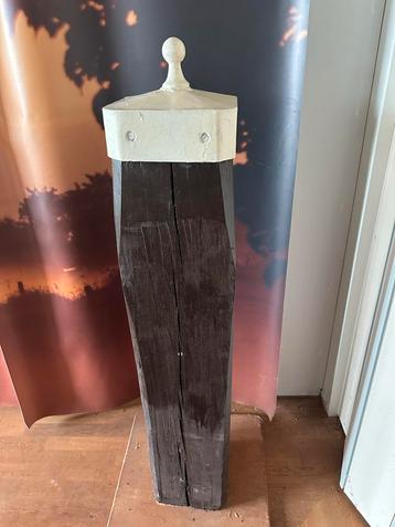 Houten Kunstobject Paal met Benen en Schoenen beschikbaar voor biedingen