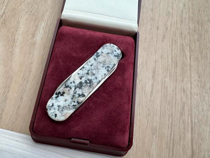 Unieke Victorinox Stenen Zakmes RocKnives Rosa Betha, Caravans en Kamperen, Kampeergereedschap, Nieuw, Ophalen of Verzenden