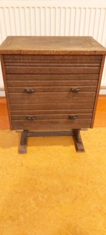 Naaikastje/ opbergkastje beschikbaar voor biedingen