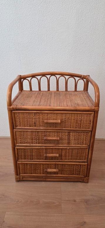 Rotan kastje met 4 lades beschikbaar voor biedingen