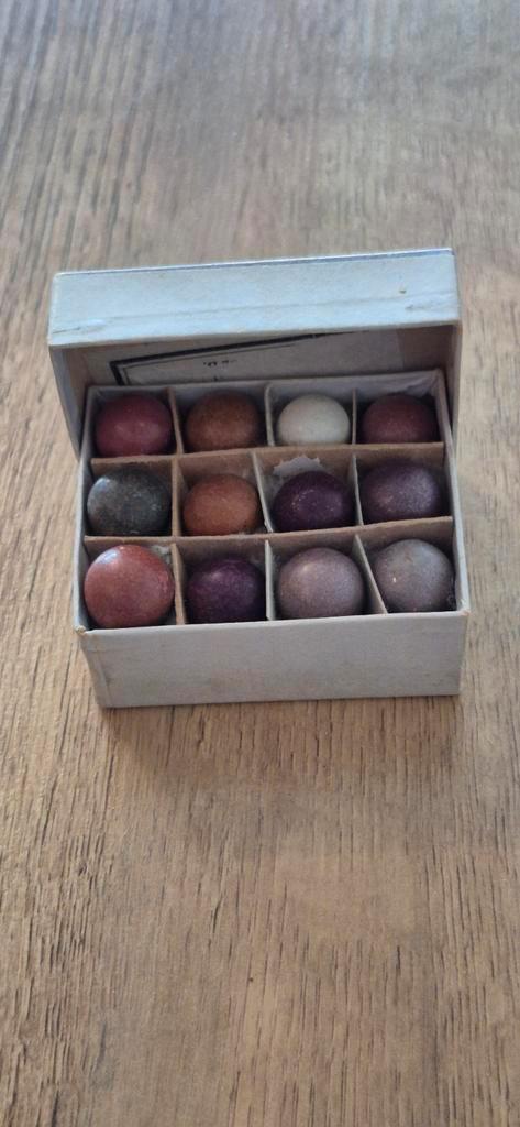 Miniatuur doosje met kleiknikkers, Verzamelen, Poppenhuizen en Toebehoren, Poppenhuis, Ophalen of Verzenden