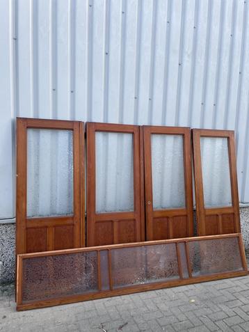 Prachtig vierluik met geëtst glas en bovenlicht beschikbaar voor biedingen