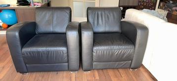 Twee zwarte leren fauteuils te koop beschikbaar voor biedingen
