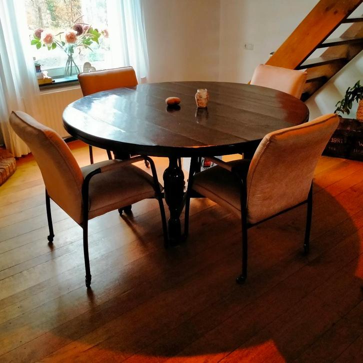 Zwarte eettafel met sierpoten – stevig & karaktervol, Huis en Inrichting, Tafels | Eettafels, Gebruikt, 150 tot 200 cm, 150 tot 200 cm