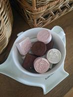 Riviera maison kop en schotel met decoratie bonbons, Huis en Inrichting, Ophalen, Zo goed als nieuw, Overige stijlen, Kop(pen) en/of Schotel(s)
