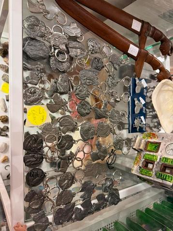 Partij 44 tin sleutelhangers honden beschikbaar voor biedingen