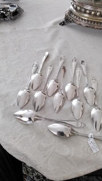 Antieke dessert lepeltjes. beschikbaar voor biedingen