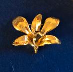 Orchidee broche uit Singapore goudkleurig, Overige materialen, Minder dan 4 cm, Ophalen of Verzenden, Zo goed als nieuw