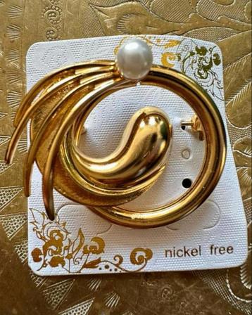 Broche goudkleurige met faux parel beschikbaar voor biedingen