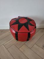 Vintage jaren 60 patchwork poef zwart/rood, Ophalen, Minder dan 50 cm, Gebruikt, Rond