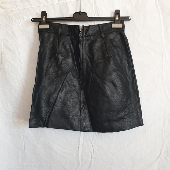 Stoere zwarte kunstleren rok. Mt 36. Merk Divided, Kleding | Dames, Rokken, Zo goed als nieuw, Maat 36 (S), Zwart, Boven de knie