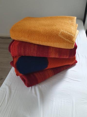 4 synthetische (woon)dekens beschikbaar voor biedingen