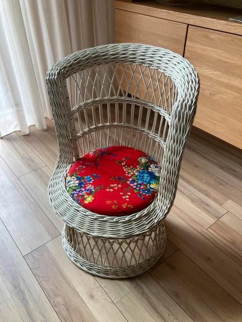 Vintage Rieten Stoel met Bloemkussen, Huis en Inrichting, Stoelen, Gebruikt, Eén, Riet of Rotan, Wit, Ophalen