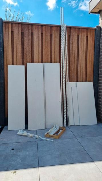 Stelling legplanken met diverse beugels en rails beschikbaar voor biedingen