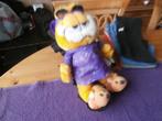 Garfield knuffel pop met paars shirt en beren sloffen strip, Ophalen of Verzenden, Garfield, Zo goed als nieuw, Beeldje of Figuurtje