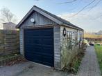 Houten garage met elektrische roldeur, Noord-Holland
