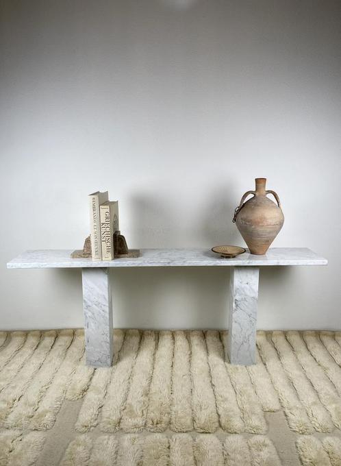 Prachtige minimalistische Bianco Cararra marmeren side table, Huis en Inrichting, Tafels | Sidetables, Gebruikt, 25 tot 50 cm