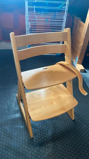 Nette houten kinderstoel beschikbaar voor biedingen