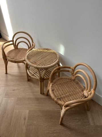 Rotan kinderstoeltjes en tafel beschikbaar voor biedingen