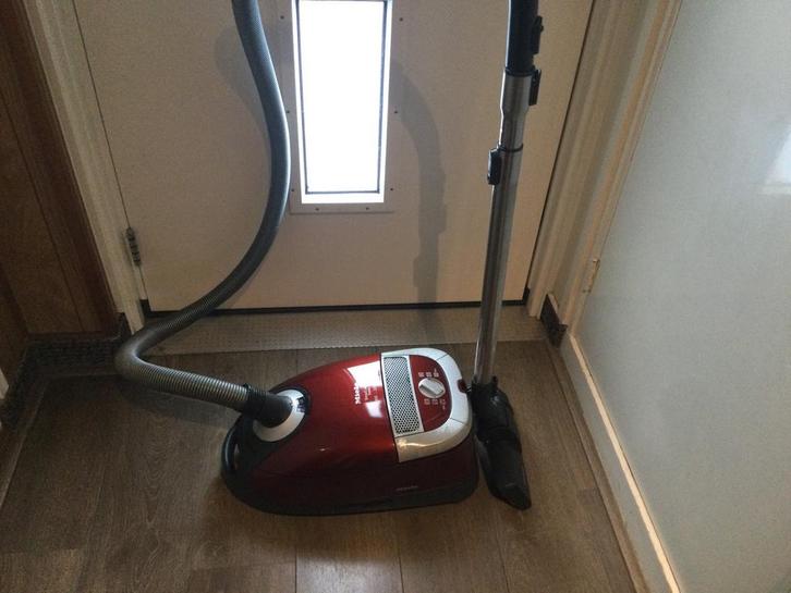 Miele stofzuiger 2200 Watt, Witgoed en Apparatuur, Stofzuigers, Gebruikt, Stofzuiger, 2000 watt of meer, Stofzak, Ophalen of Verzenden