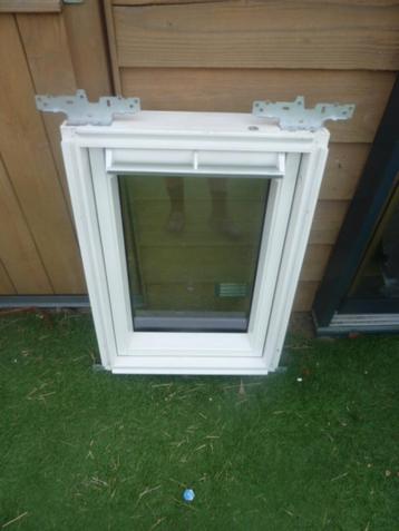Nette Velux houten dakramen / GGL CK02 ( 55 x 78 ). beschikbaar voor biedingen
