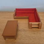 Houten hoekbank met rode bekleding Lisa of Lundby en tafel, Ophalen of Verzenden, Zo goed als nieuw, Poppenhuis