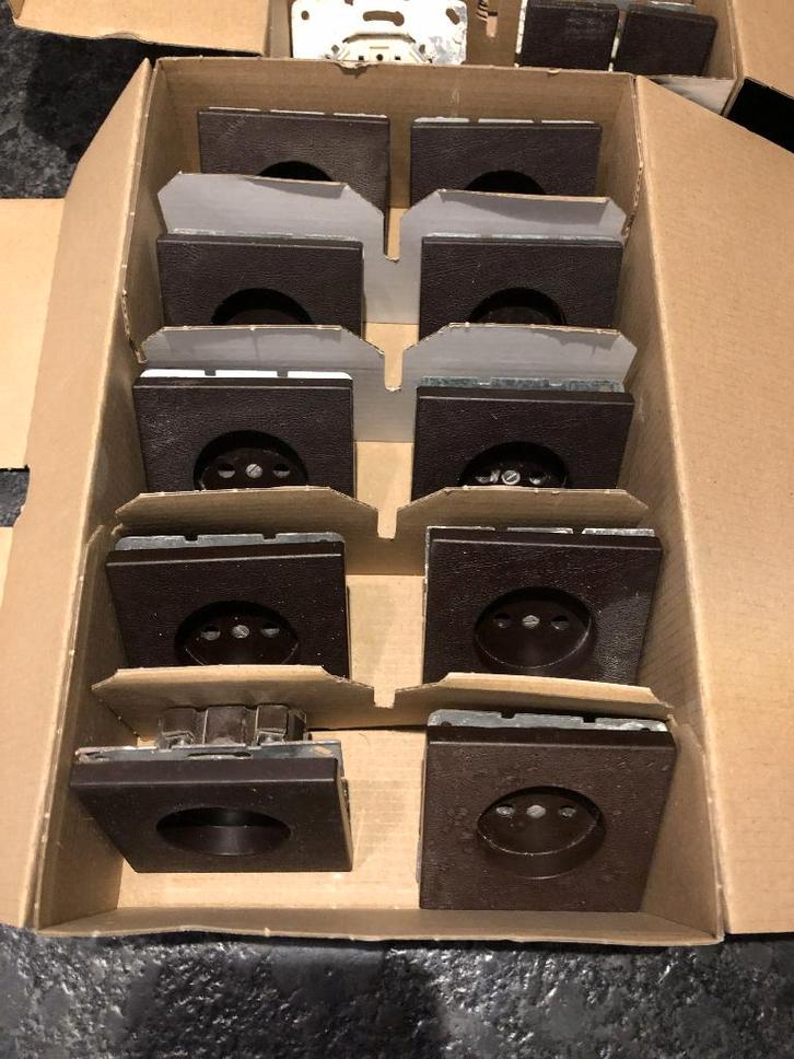 Jung Schakelmateriaal LS990 Bruin, Doe-het-zelf en Verbouw, Elektra en Kabels, Gebruikt, Stopcontact, Ophalen of Verzenden