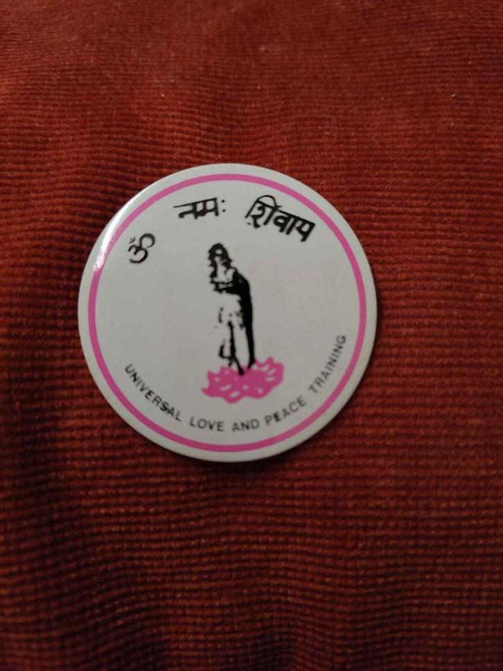 Om Namah Shivaya Button - Spiritueel Speldje, Verzamelen, Speldjes, Pins en Buttons, Gebruikt, Button, Overige onderwerpen, Ophalen of Verzenden