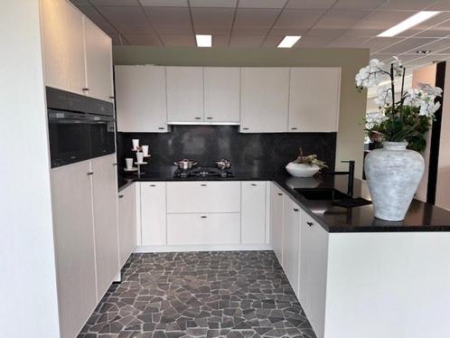 Showroom keuken voor maar €19.500,-, Huis en Inrichting, Keuken | Complete keukens, Nieuw, Overige typen, Crème, Composiet, Ophalen