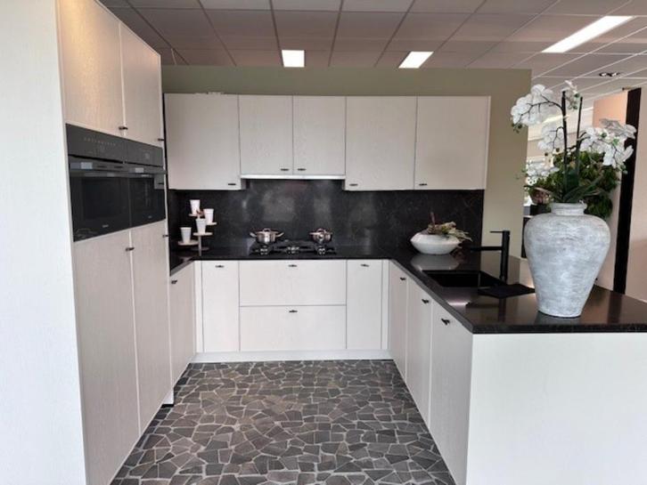 Showroom keuken voor maar €14.500,-, Huis en Inrichting, Keuken | Complete keukens, Nieuw, Overige typen, Crème, Composiet, Ophalen