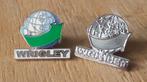 Originele Wrigley Pins – Messing verzamelobjecten (2 stuks), Verzenden, Nieuw, Merk, Speldje of Pin