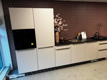 Semi-greep loze keuken, parelgrijs met donker blad € 4475,= beschikbaar voor biedingen
