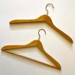 2 houten kleerhangers, plat, beide anders, Ophalen of Verzenden