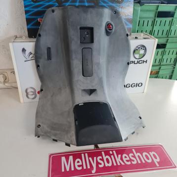 Kymco super 9 beenschild binnenkap beschikbaar voor biedingen