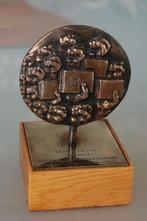 Brons, Vuisten met het Rode Boekje Socialistische Toekomst, Verzenden