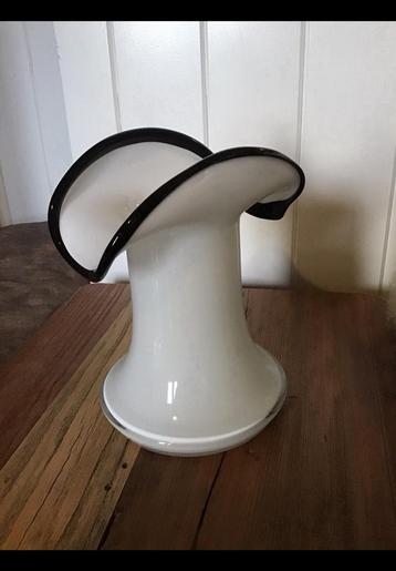 Aparte, witte glazen vaas met zwarte rand. 22,5 cm hoog glas beschikbaar voor biedingen