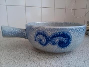 Aardewerk kom met Oor beschikbaar voor biedingen