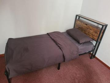 Eenpersoonsbed met hoofdbord en beddengoed beschikbaar voor biedingen