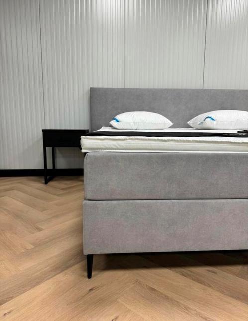 BOXSPRING BED 180 X 200 VELVET LICHT GRIJS VELVET BEIGE BED, Huis en Inrichting, Slaapkamer | Boxsprings, Zo goed als nieuw, 180 cm